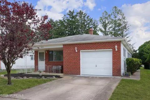 13 Pavilion St, Toms River, NJ 08757