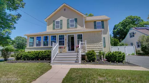 25 Lake Ave, Helmetta, NJ 08828