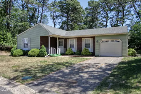 2 Darien Ct, Whiting, NJ 08759