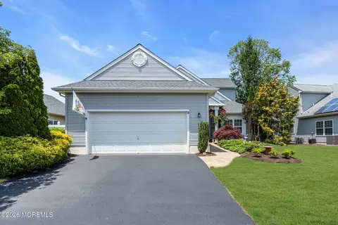 8 Byron Dr, Manchester, NJ 08759