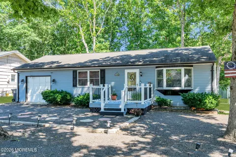 77 Lighthouse Dr, Manahawkin, NJ 08050