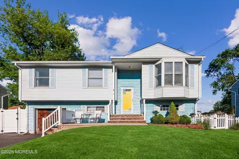 8 Lake Ave, Hazlet, NJ 07730