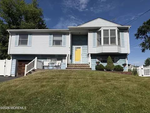 8 Lake Ave, Hazlet, NJ 07730