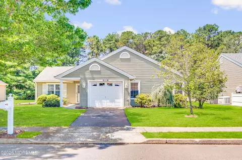 14 Sheffield Dr, Lacey, NJ 08734