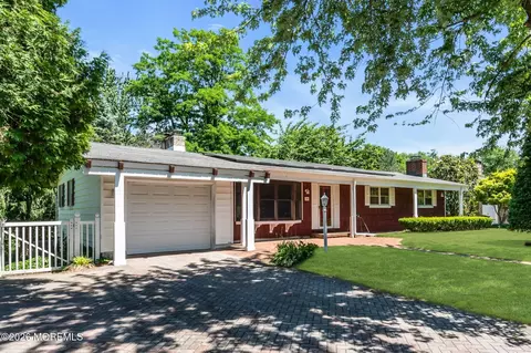 39 Court Dr, Shrewsbury, NJ 07702