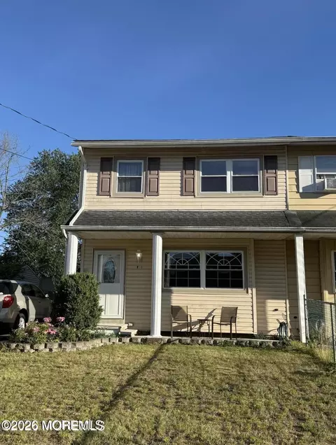 816 Oak St, Lakehurst, NJ 08733