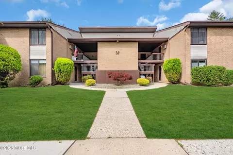 33 Meadow Green Cir #A, Manalapan, NJ 07726