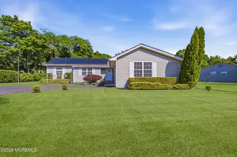 1370 Red Oak Dr, Lakewood, NJ 08701