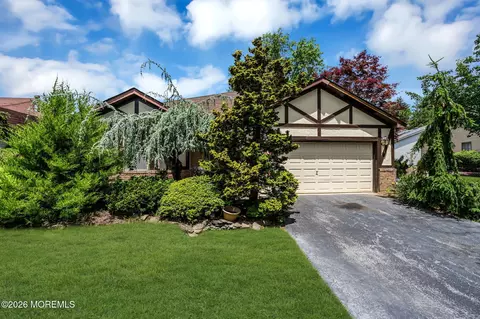 4 Hampton Dr, Marlboro, NJ 07746