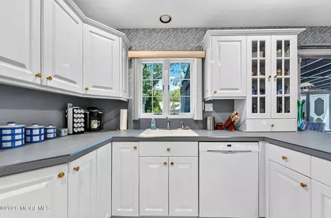 Kitchen - 29 Ormont Ln, Aberdeen, NJ 07747 photo 2 of 4
