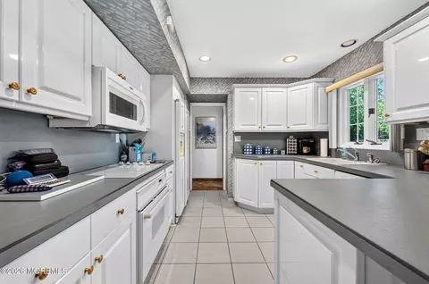Kitchen - 29 Ormont Ln, Aberdeen, NJ 07747 photo 3 of 4