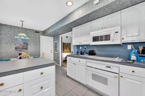 Kitchen - 29 Ormont Ln, Aberdeen, NJ 07747 photo 4 of 4
