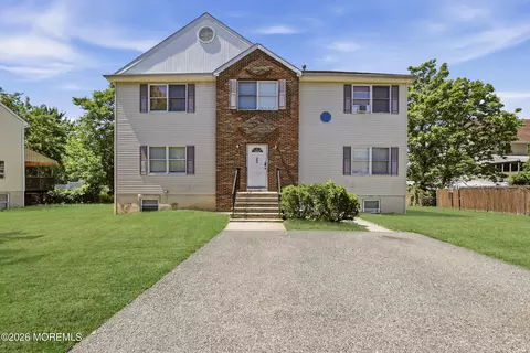 22 Dena Ct, Lakewood, NJ 08701