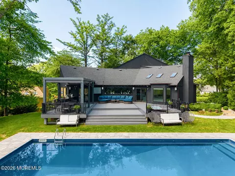 7 Eli Cir, Morganville, NJ 07751