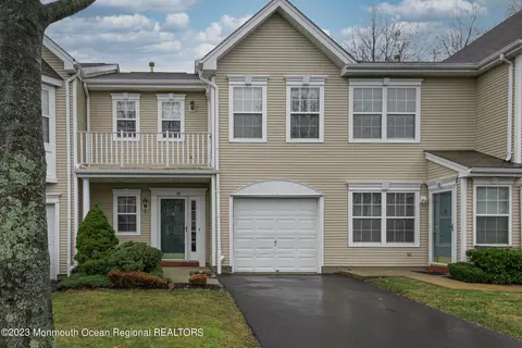 28 Picket Pl, Freehold, NJ 07728