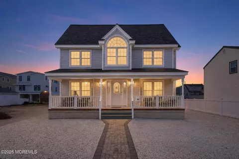 233 N 7th St, Surf City, NJ 08008