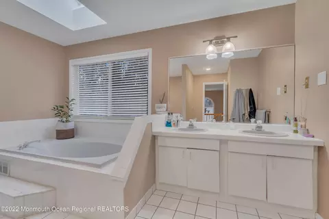 Bath - 6 Pitney Ln, Jackson, NJ 08527 photo 3 of 8