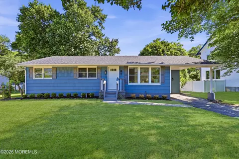 7 Cathedral Dr, Lakewood, NJ 08701