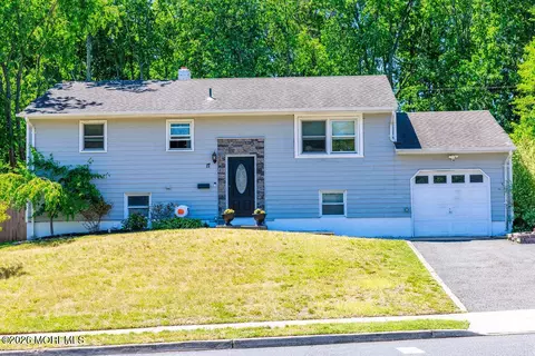 17 Hampton Rd, Howell, NJ 07731
