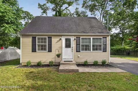 516 Middle Ln, Howell, NJ 07731