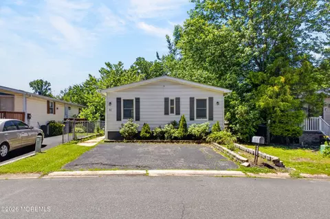 11 Short Oaks Ct, Manalapan, NJ 07726