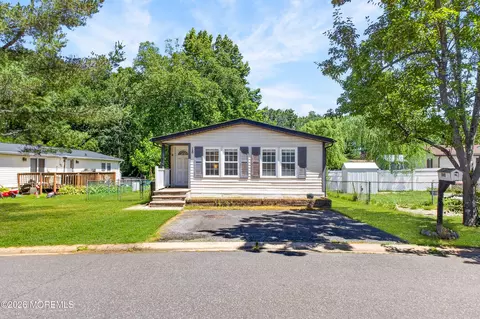 18 Short Oaks Ct, Manalapan, NJ 07726