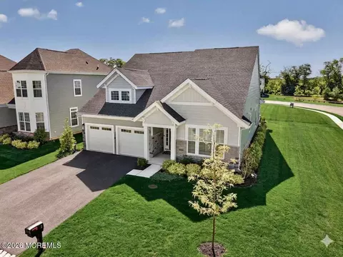 2 Vizcaya Dr, Monroe, NJ 08831