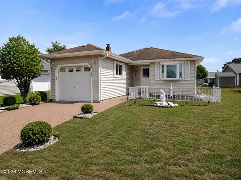 28 Bananier Dr, Toms River, NJ 08757