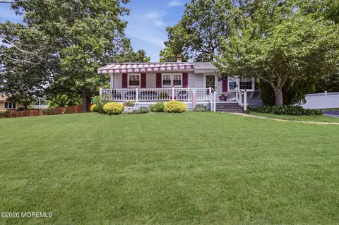4 Roosevelt Ter, Howell, NJ 07731