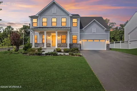 18 Annapolis St, Farmingdale, NJ 07727
