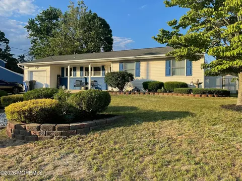 1035 Valley Stream Rd, Toms River, NJ 08753