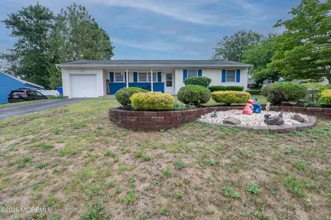 1035 Valley Stream Rd, Toms River, NJ 08753