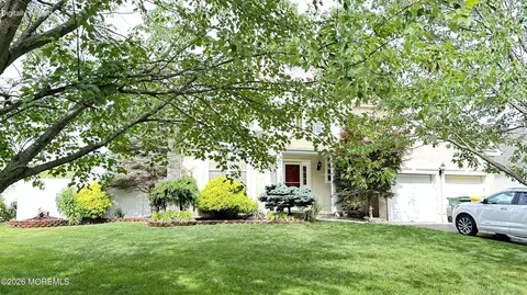 42 Crown Cir, Lakewood, NJ 08701