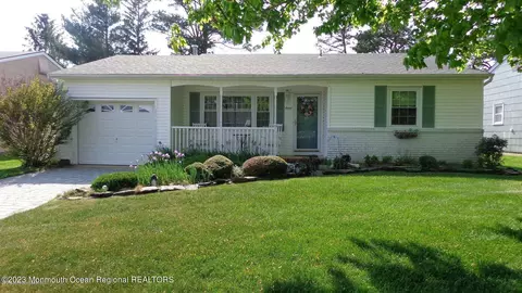 7 Basset Dr, Toms River, NJ 08757