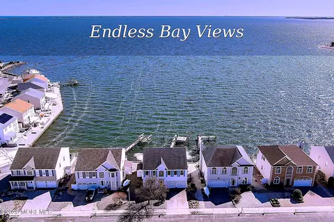 8 Jibsail Dr, Bayville, NJ 08721