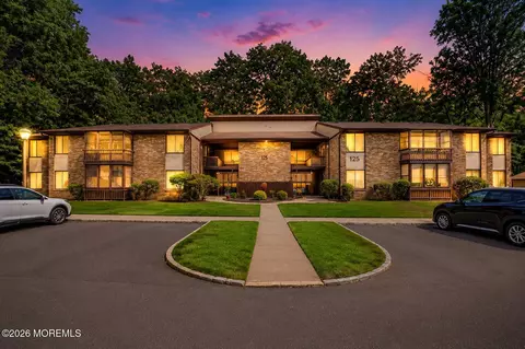 125 Amberly Dr #F, Manalapan, NJ 07726