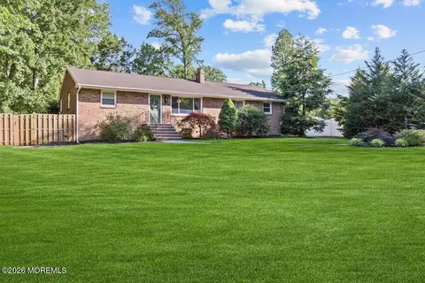 687 Hopping Rd, Belford, NJ 07718