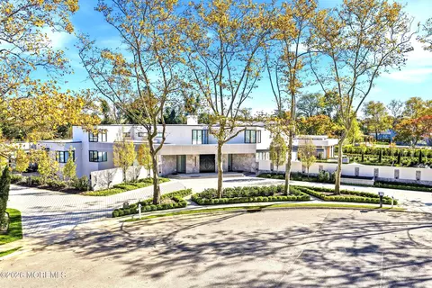 14 Saxony Dr, Oakhurst, NJ 07755