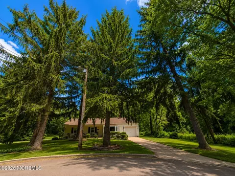 17 Butler Ln #17, Middletown, NJ 07748