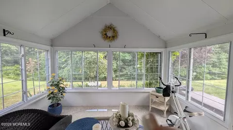 136 Skyline Dr, Lakewood, NJ 08701