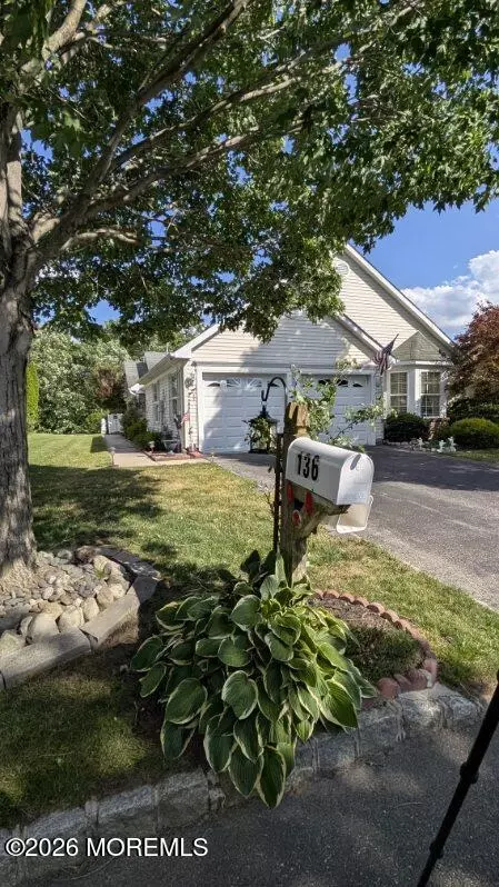 136 Skyline Dr, Lakewood, NJ 08701