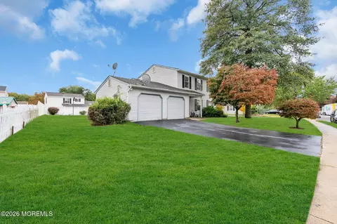 9 Starlight Rd, Howell, NJ 07731