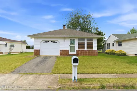 39 Corinth Pl, Toms River, NJ 08755