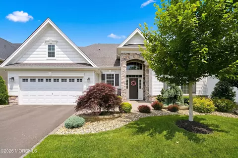 23 Whistling Straits Dr, Monroe, NJ 08831