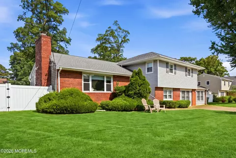 135 Ampere Ave, Oakhurst, NJ 07755