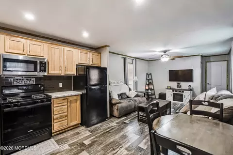 32 Bayshore Mobile Mnr, Hazlet, NJ 07730