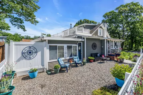 Exterior - 442 Mohawk Dr, Brick, NJ 08723 photo 2 of 9