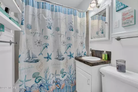 Bath - 442 Mohawk Dr, Brick, NJ 08723 photo 1 of 2