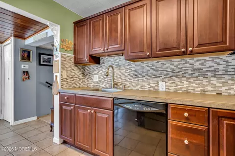 Kitchen - 442 Mohawk Dr, Brick, NJ 08723 photo 2 of 3