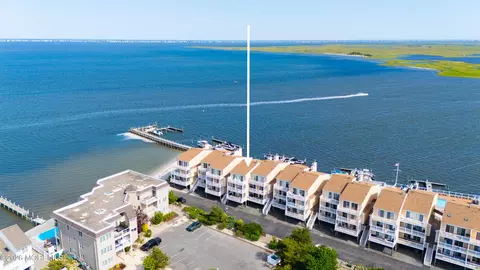401 Bay Shore Dr #17B, Barnegat, NJ 08005